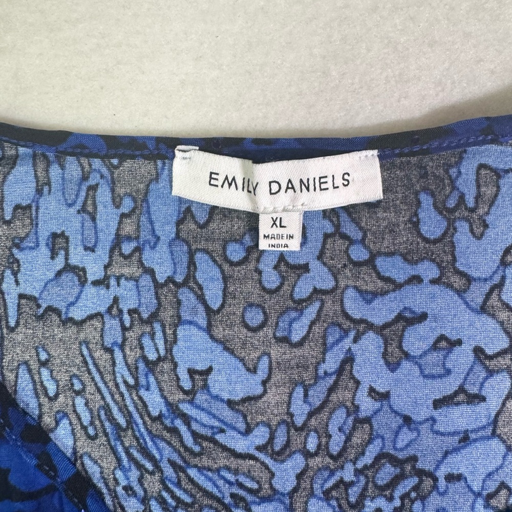 Emily Daniels Women’s Blue Black Print Top XL 3/4 Sleeve Sequin Accent - Picture 3 of 5